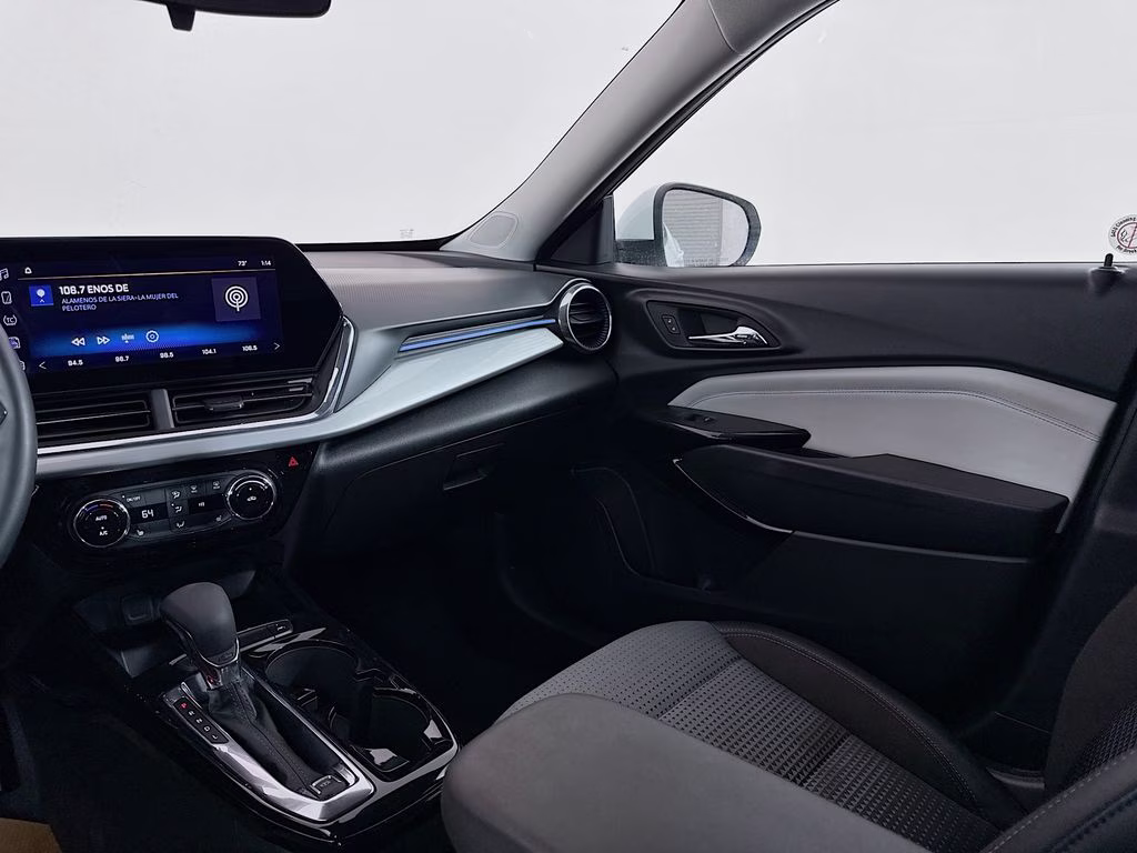 2025 Summit White Chevrolet Trax LT FWD SUV