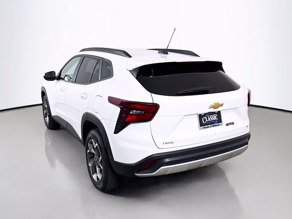 2025 Summit White Chevrolet Trax LT FWD SUV
