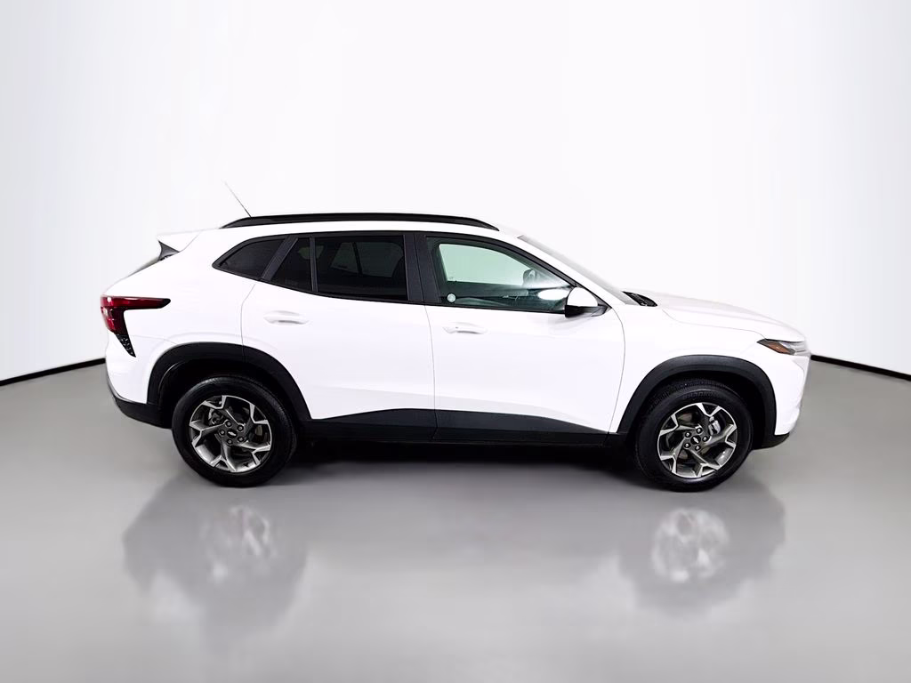 2025 Summit White Chevrolet Trax LT FWD SUV