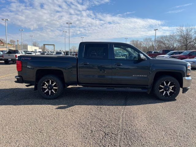 2017 Graphite Metallic Chevrolet Silverado 1500 LT 4X4 Truck