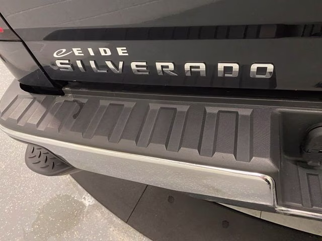 2017 Graphite Metallic Chevrolet Silverado 1500 LT 4X4 Truck
