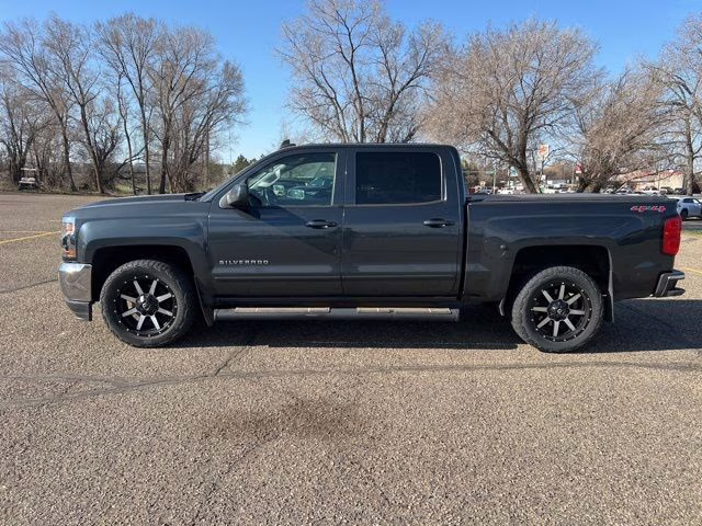 2017 Graphite Metallic Chevrolet Silverado 1500 LT 4X4 Truck