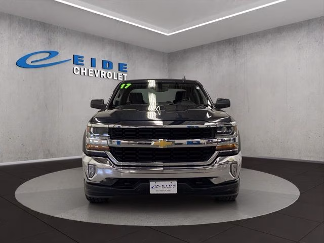 2017 Graphite Metallic Chevrolet Silverado 1500 LT 4X4 Truck