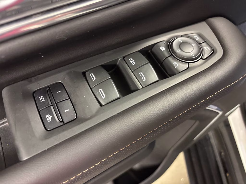 2023 Summit White GMC Yukon AT4 4X4 SUV