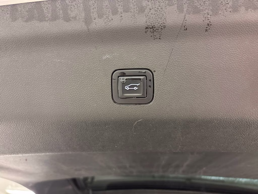 2023 Summit White GMC Yukon AT4 4X4 SUV