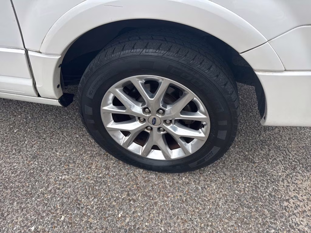 2017 White Platinum Metallic Tri-Coat Ford Expedition EL Limited RWD SUV