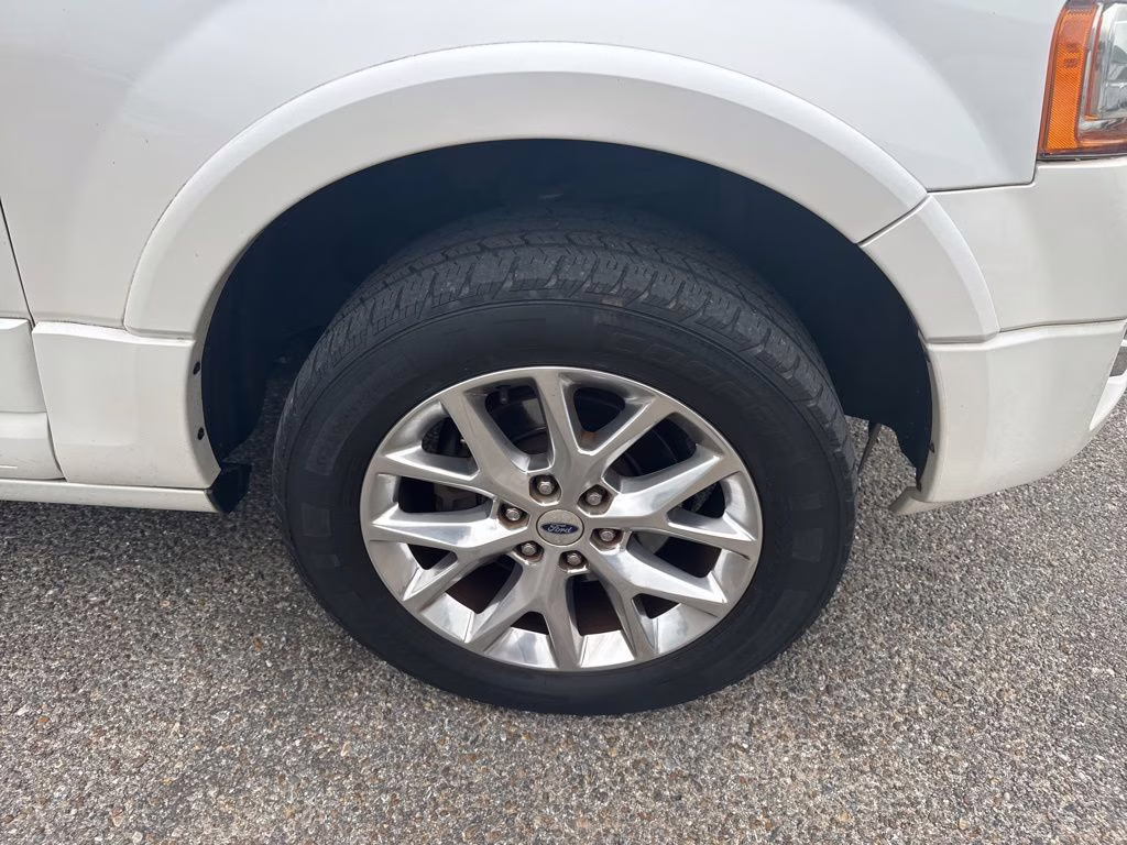 2017 White Platinum Metallic Tri-Coat Ford Expedition EL Limited RWD SUV