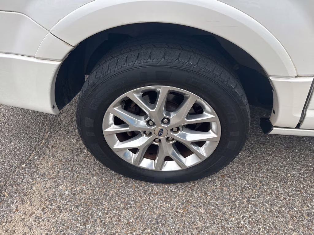 2017 White Platinum Metallic Tri-Coat Ford Expedition EL Limited RWD SUV