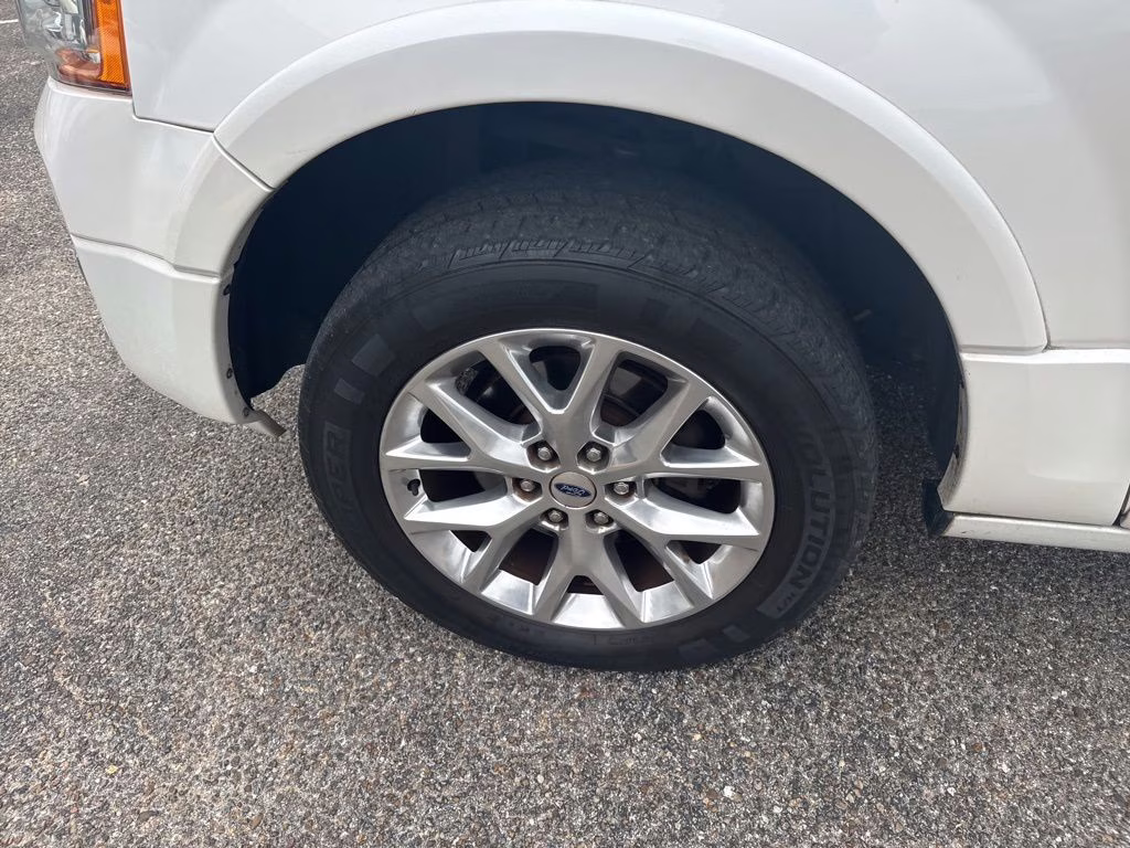 2017 White Platinum Metallic Tri-Coat Ford Expedition EL Limited RWD SUV