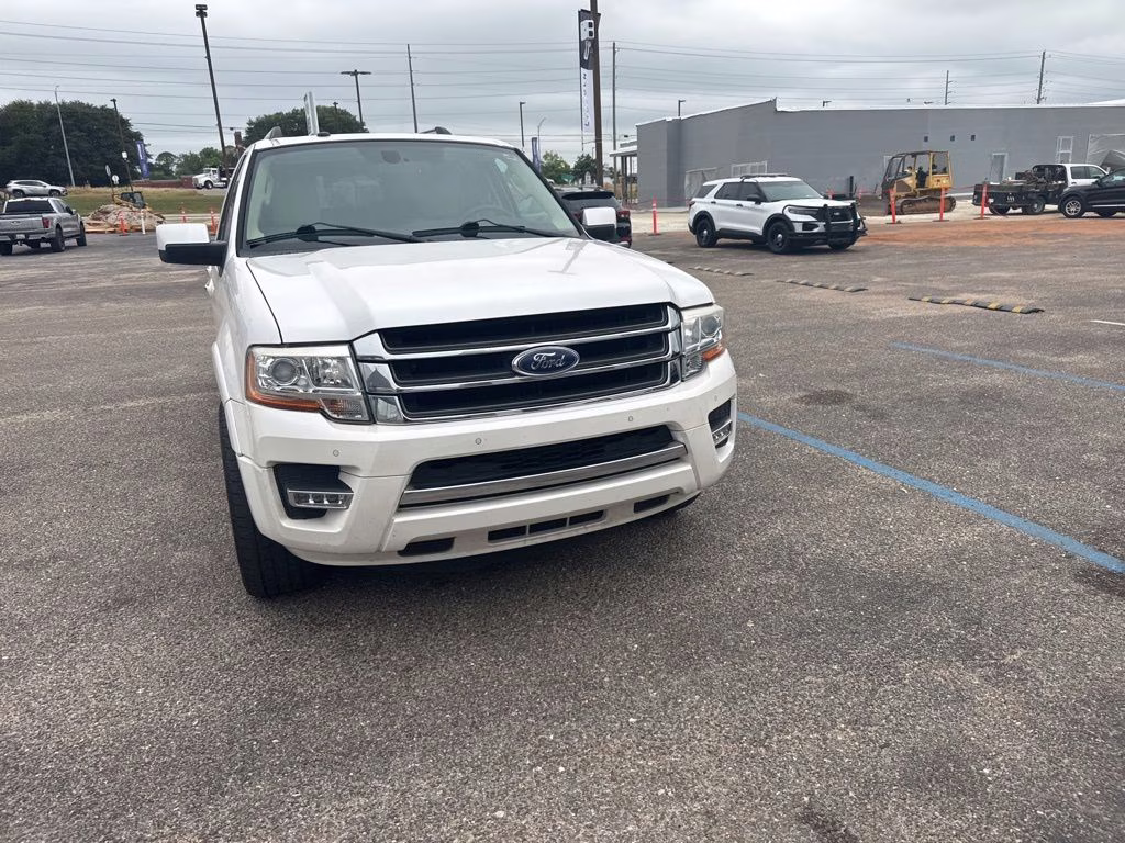 2017 White Platinum Metallic Tri-Coat Ford Expedition EL Limited RWD SUV
