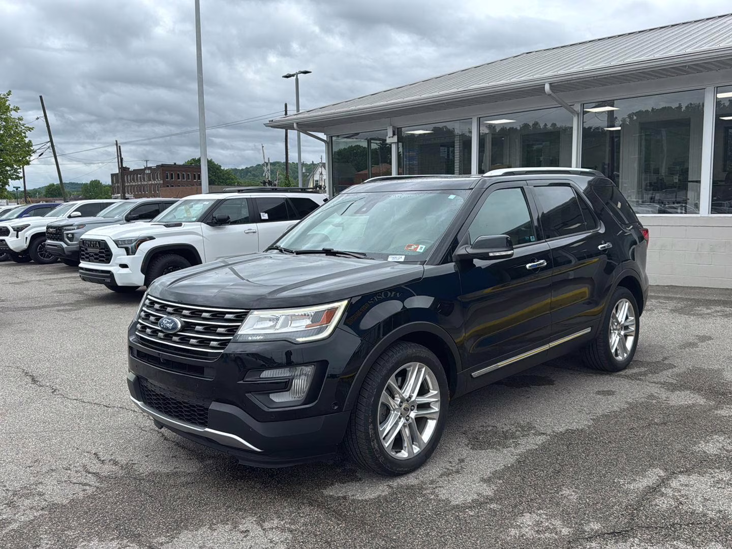 2017 Shadow Black Ford Explorer tan 4X4 SUV