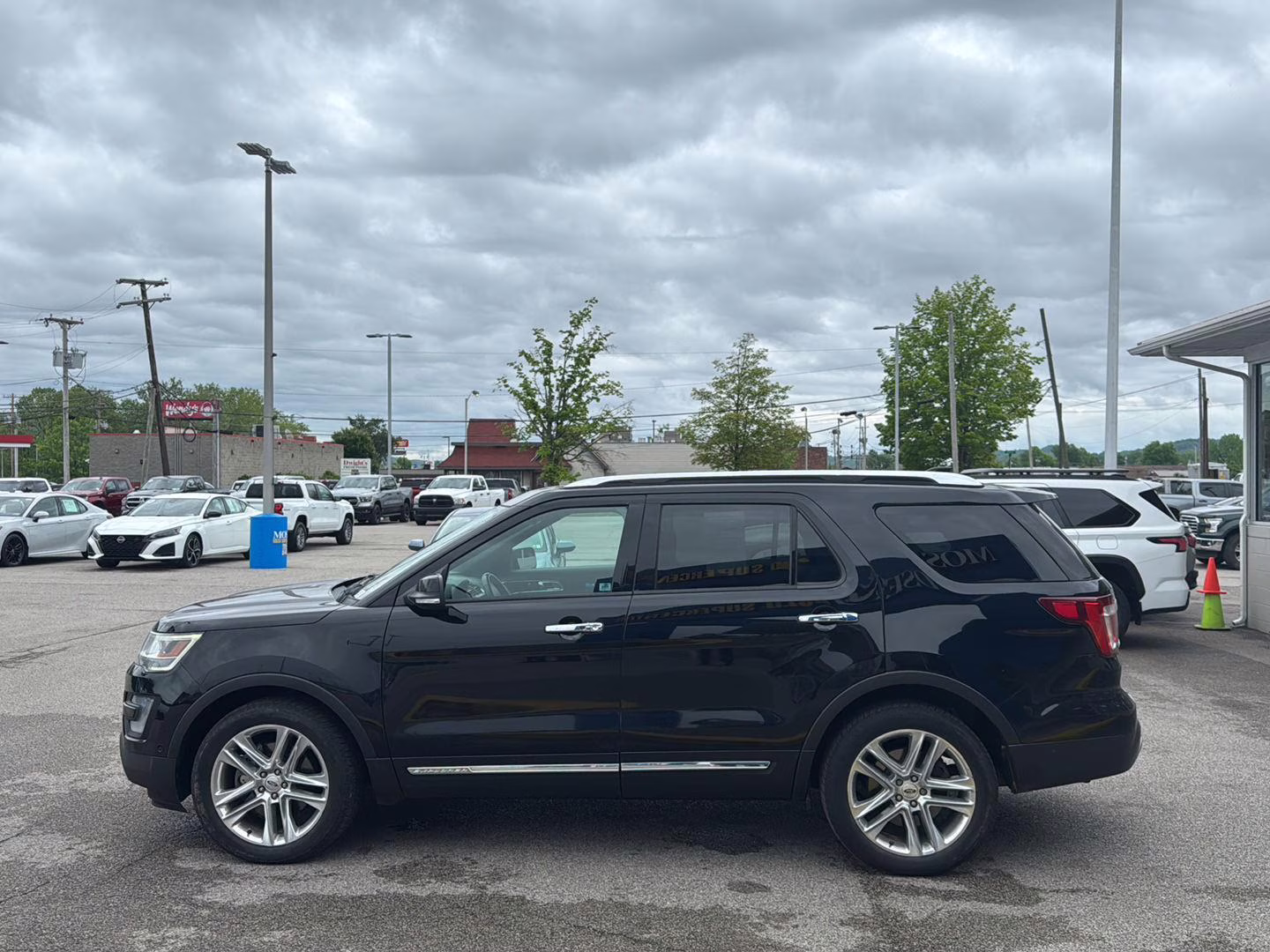 2017 Shadow Black Ford Explorer tan 4X4 SUV