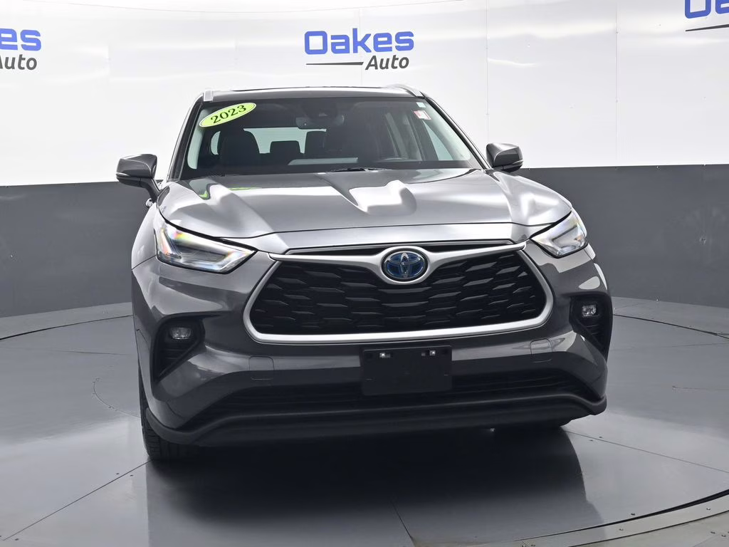 2023 Magnetic Gray Metallic Toyota Highlander Hybrid XLE AWD SUV