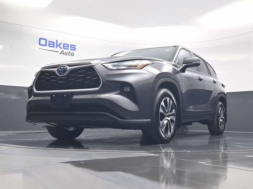 2023 Magnetic Gray Metallic Toyota Highlander Hybrid XLE AWD SUV