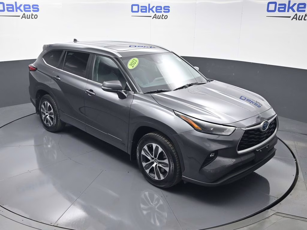 2023 Magnetic Gray Metallic Toyota Highlander Hybrid XLE AWD SUV