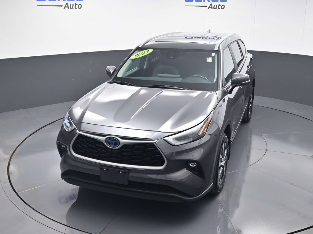2023 Magnetic Gray Metallic Toyota Highlander Hybrid XLE AWD SUV