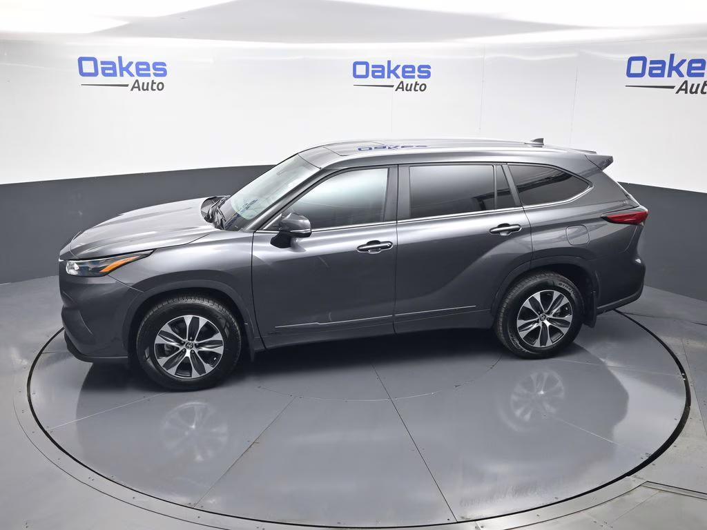 2023 Magnetic Gray Metallic Toyota Highlander Hybrid XLE AWD SUV