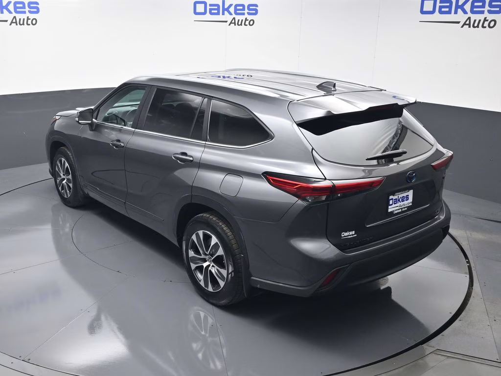 2023 Magnetic Gray Metallic Toyota Highlander Hybrid XLE AWD SUV