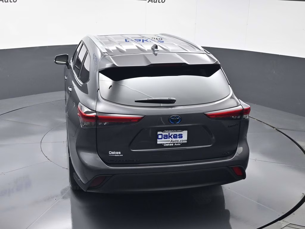 2023 Magnetic Gray Metallic Toyota Highlander Hybrid XLE AWD SUV