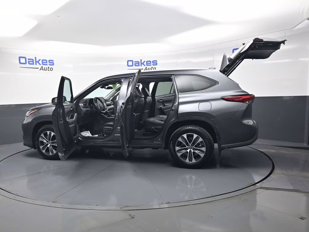 2023 Magnetic Gray Metallic Toyota Highlander Hybrid XLE AWD SUV