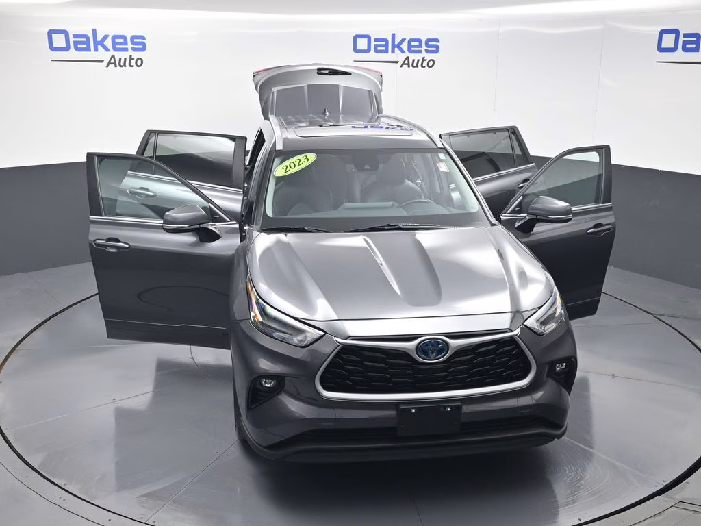 2023 Magnetic Gray Metallic Toyota Highlander Hybrid XLE AWD SUV