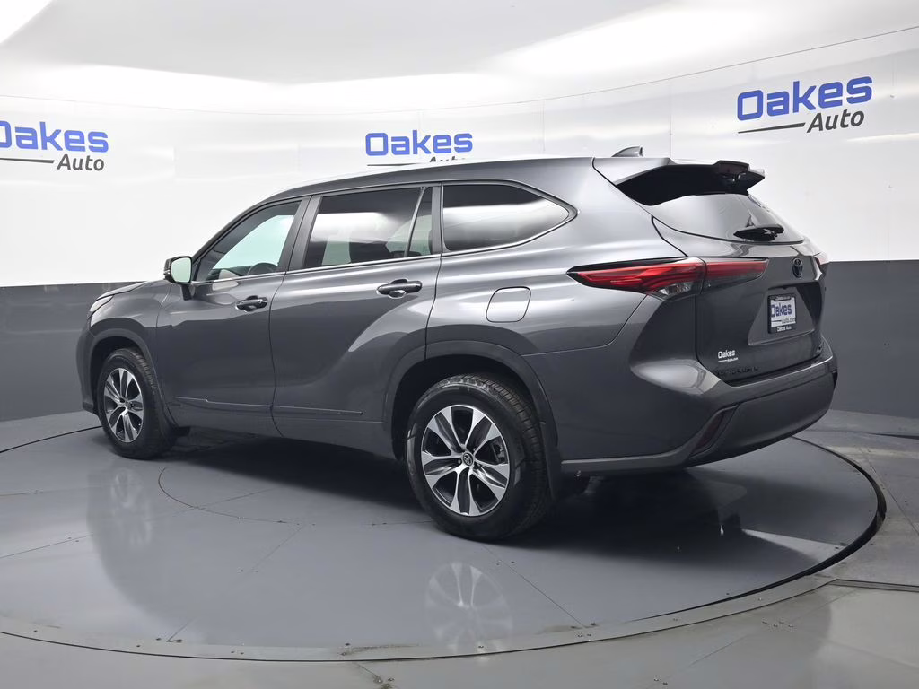 2023 Magnetic Gray Metallic Toyota Highlander Hybrid XLE AWD SUV