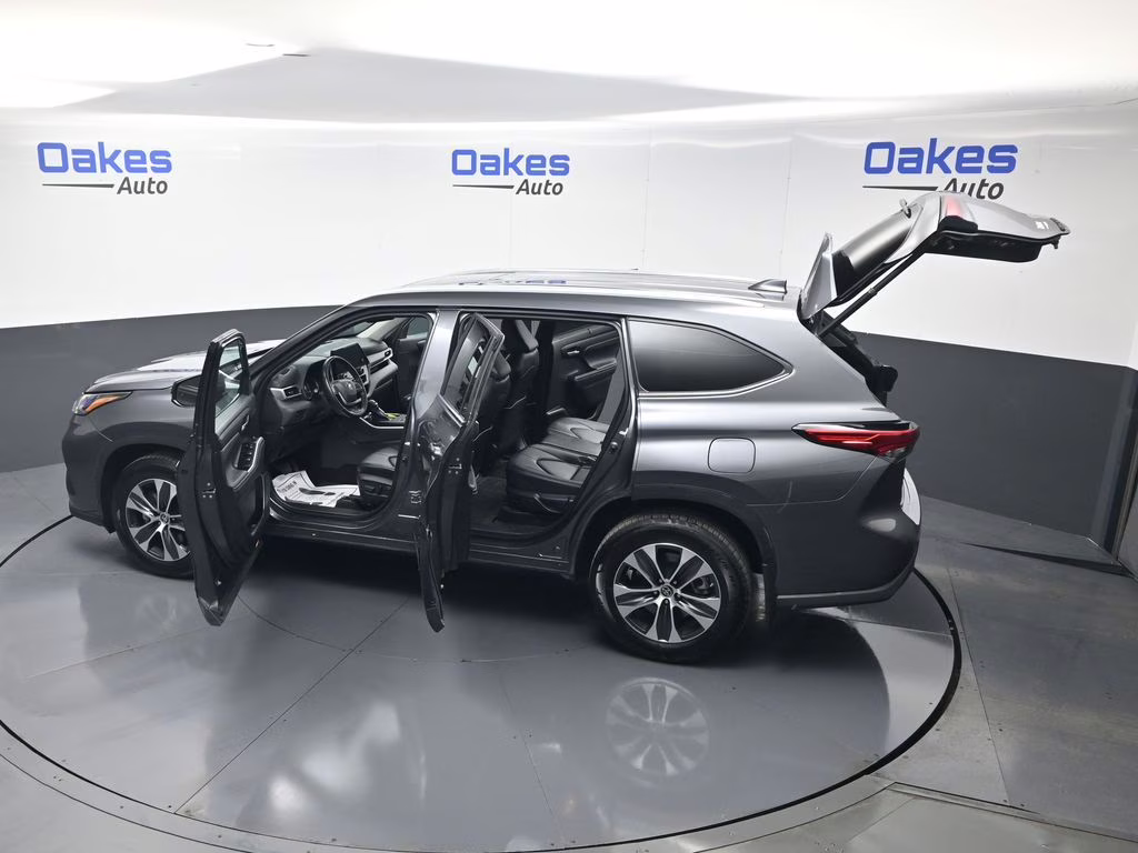 2023 Magnetic Gray Metallic Toyota Highlander Hybrid XLE AWD SUV