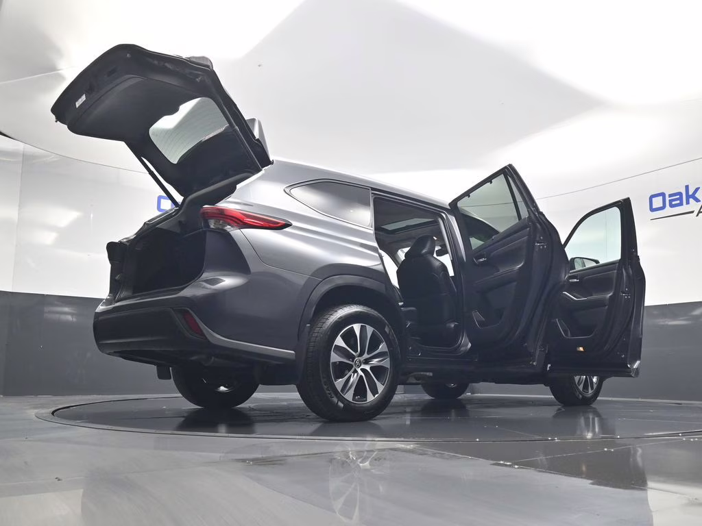 2023 Magnetic Gray Metallic Toyota Highlander Hybrid XLE AWD SUV
