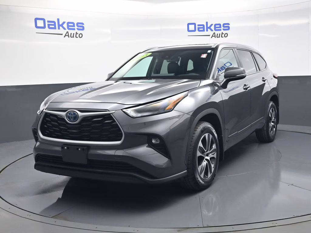 2023 Magnetic Gray Metallic Toyota Highlander Hybrid XLE AWD SUV