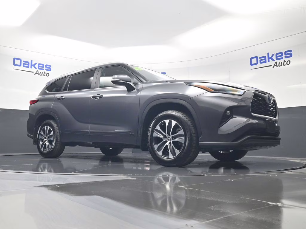 2023 Magnetic Gray Metallic Toyota Highlander Hybrid XLE AWD SUV