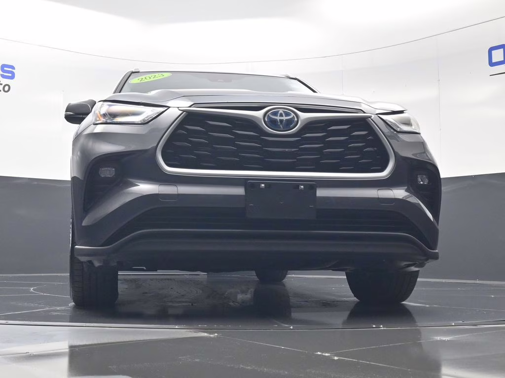2023 Magnetic Gray Metallic Toyota Highlander Hybrid XLE AWD SUV