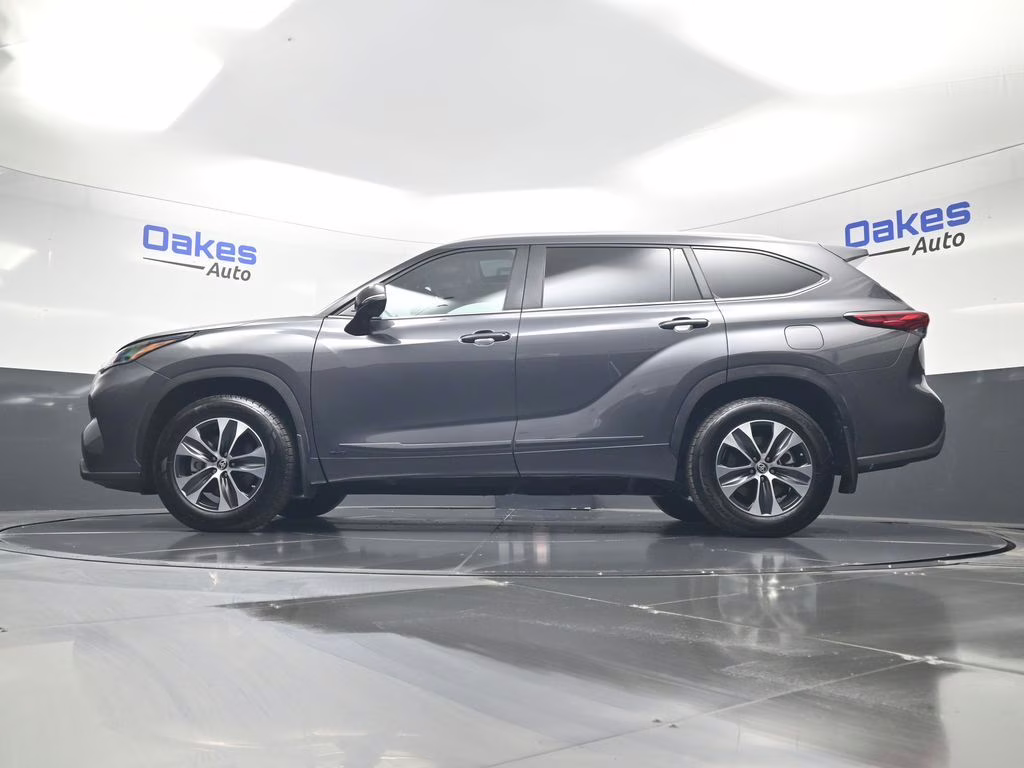 2023 Magnetic Gray Metallic Toyota Highlander Hybrid XLE AWD SUV