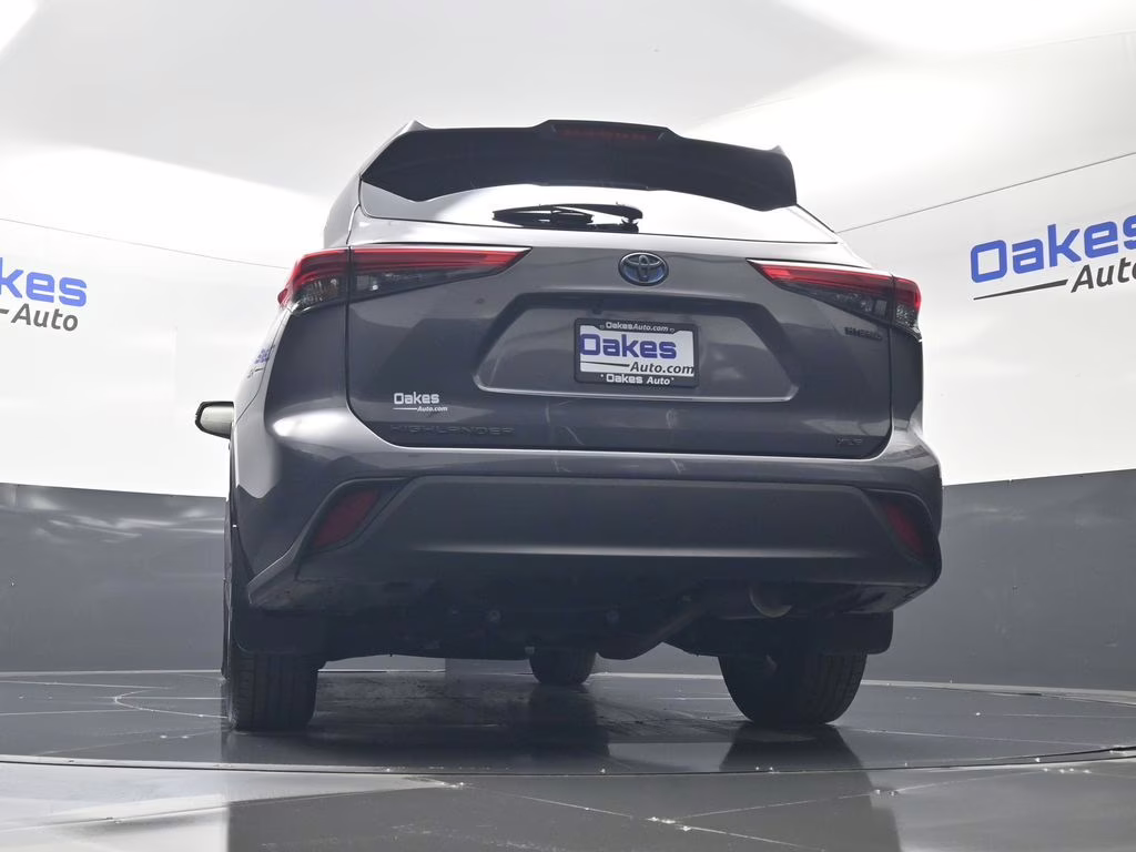 2023 Magnetic Gray Metallic Toyota Highlander Hybrid XLE AWD SUV