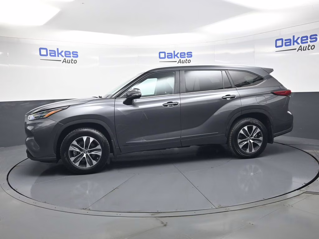 2023 Magnetic Gray Metallic Toyota Highlander Hybrid XLE AWD SUV