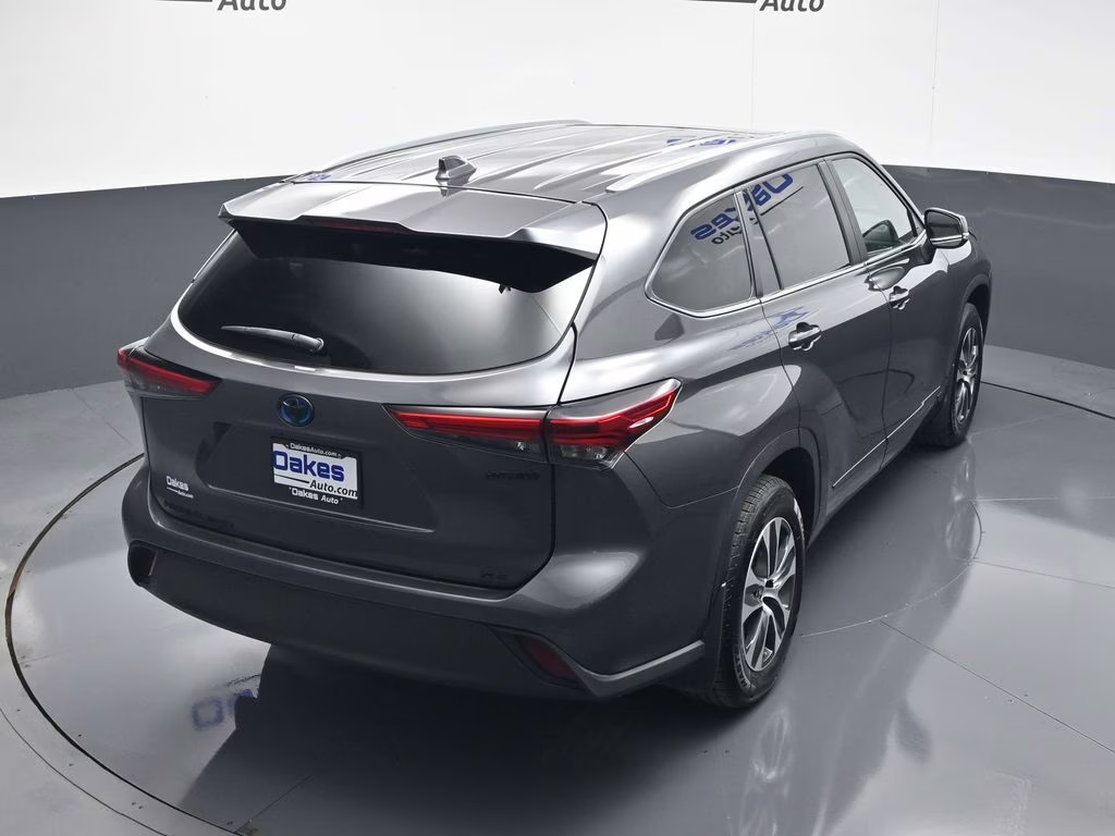 2023 Magnetic Gray Metallic Toyota Highlander Hybrid XLE AWD SUV
