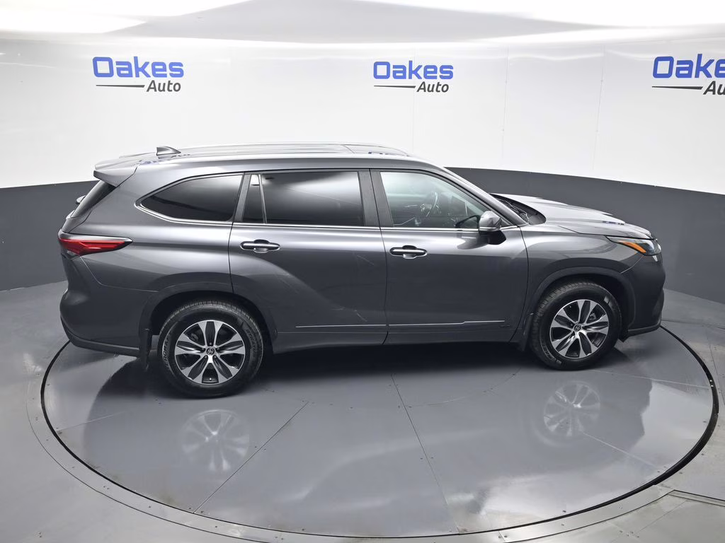 2023 Magnetic Gray Metallic Toyota Highlander Hybrid XLE AWD SUV