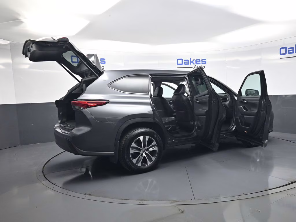 2023 Magnetic Gray Metallic Toyota Highlander Hybrid XLE AWD SUV