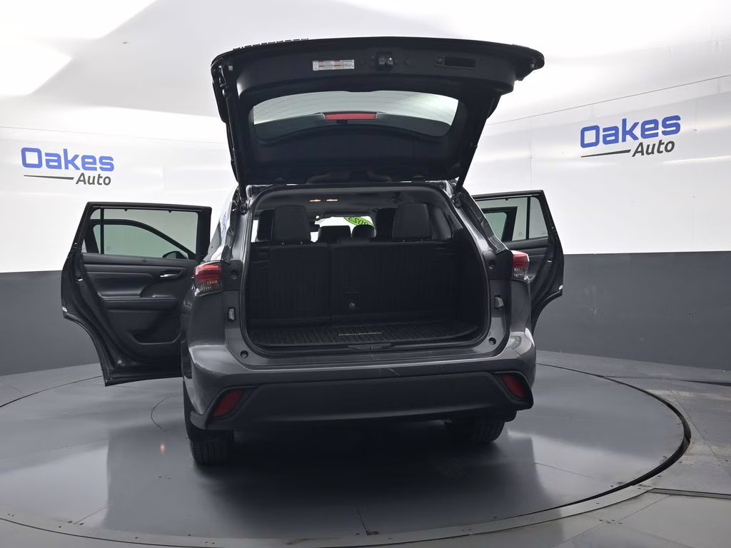 2023 Magnetic Gray Metallic Toyota Highlander Hybrid XLE AWD SUV