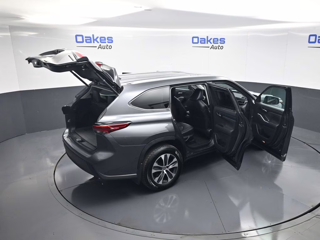 2023 Magnetic Gray Metallic Toyota Highlander Hybrid XLE AWD SUV