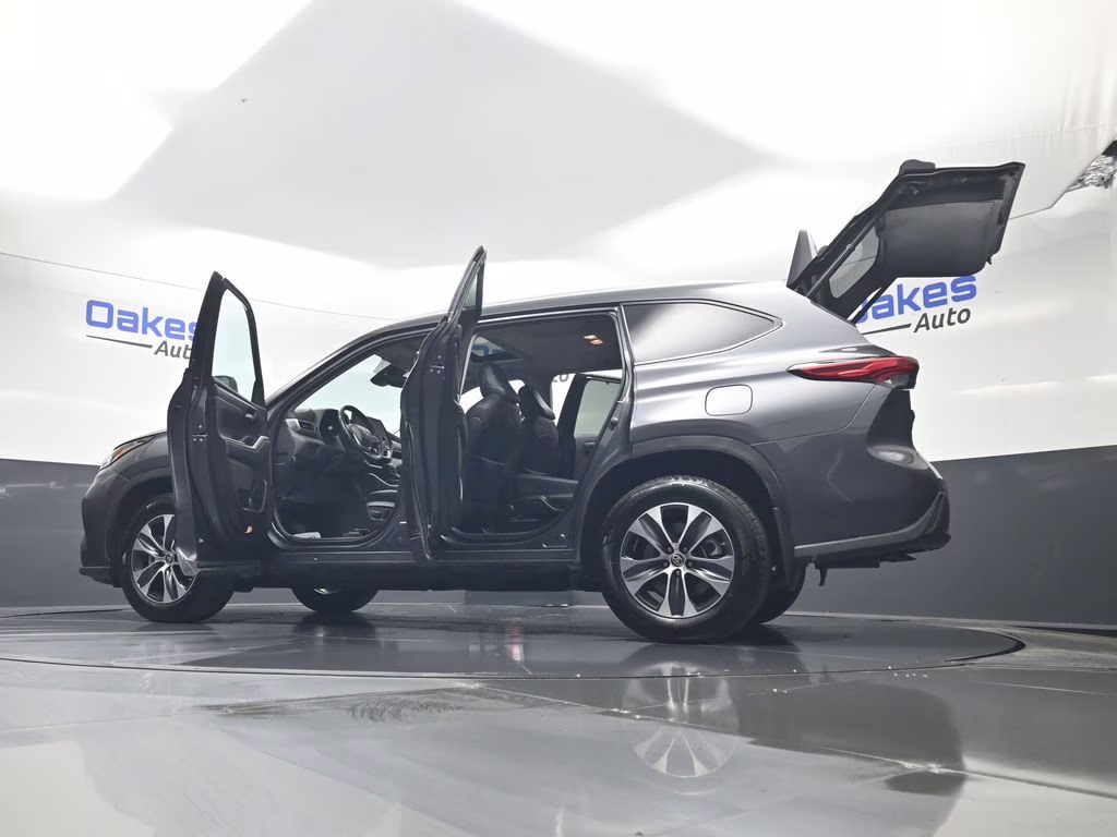 2023 Magnetic Gray Metallic Toyota Highlander Hybrid XLE AWD SUV