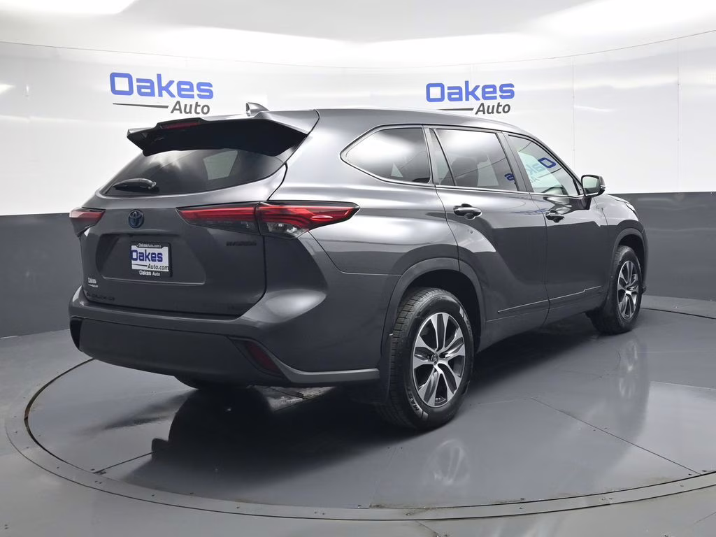 2023 Magnetic Gray Metallic Toyota Highlander Hybrid XLE AWD SUV