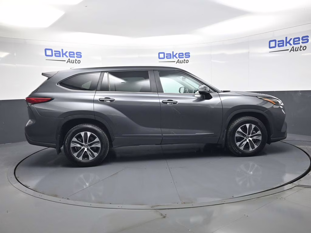 2023 Magnetic Gray Metallic Toyota Highlander Hybrid XLE AWD SUV