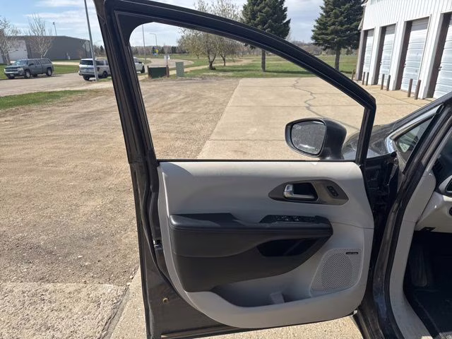 2020 Granite Crystal Metallic Clearcoat Chrysler Pacifica Touring L Plus FWD Van