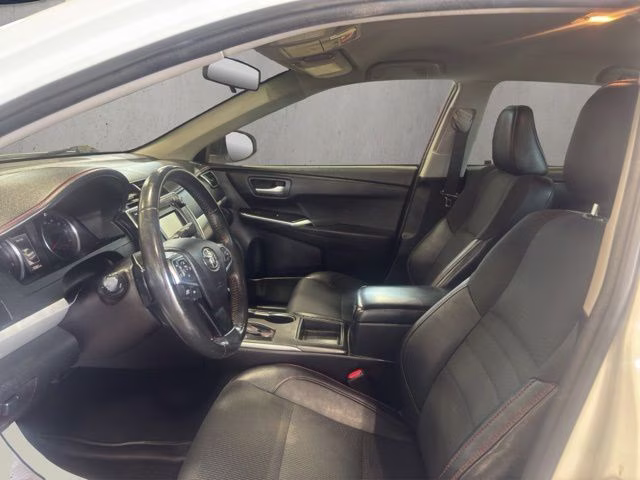 2017 Super White Toyota Camry SE FWD Sedan