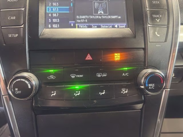2017 Super White Toyota Camry SE FWD Sedan