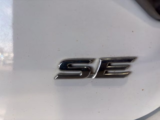 2017 Super White Toyota Camry SE FWD Sedan