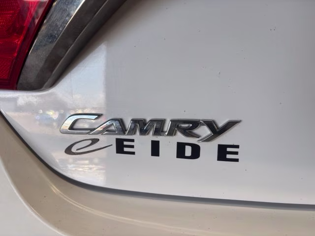 2017 Super White Toyota Camry SE FWD Sedan