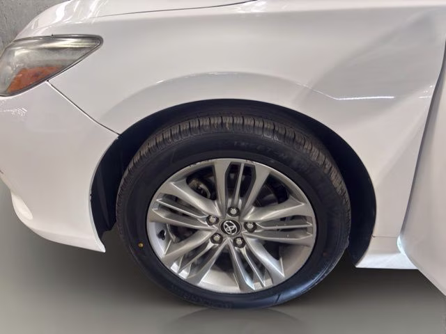 2017 Super White Toyota Camry SE FWD Sedan