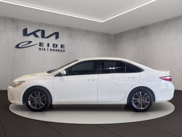 2017 Super White Toyota Camry SE FWD Sedan