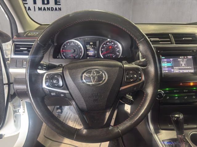 2017 Super White Toyota Camry SE FWD Sedan